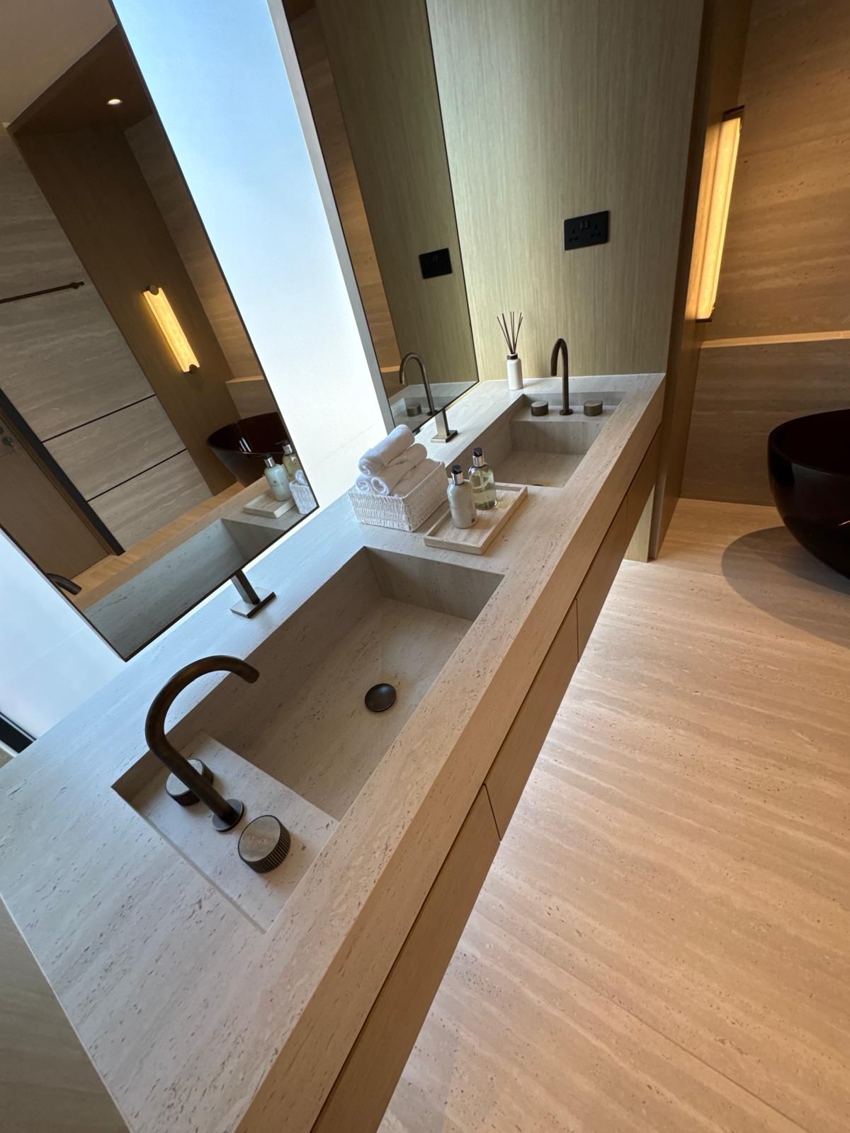 Premium travertine bathroom vanity installed by Sabbaq Fannan Al Riyadh in Riyadh