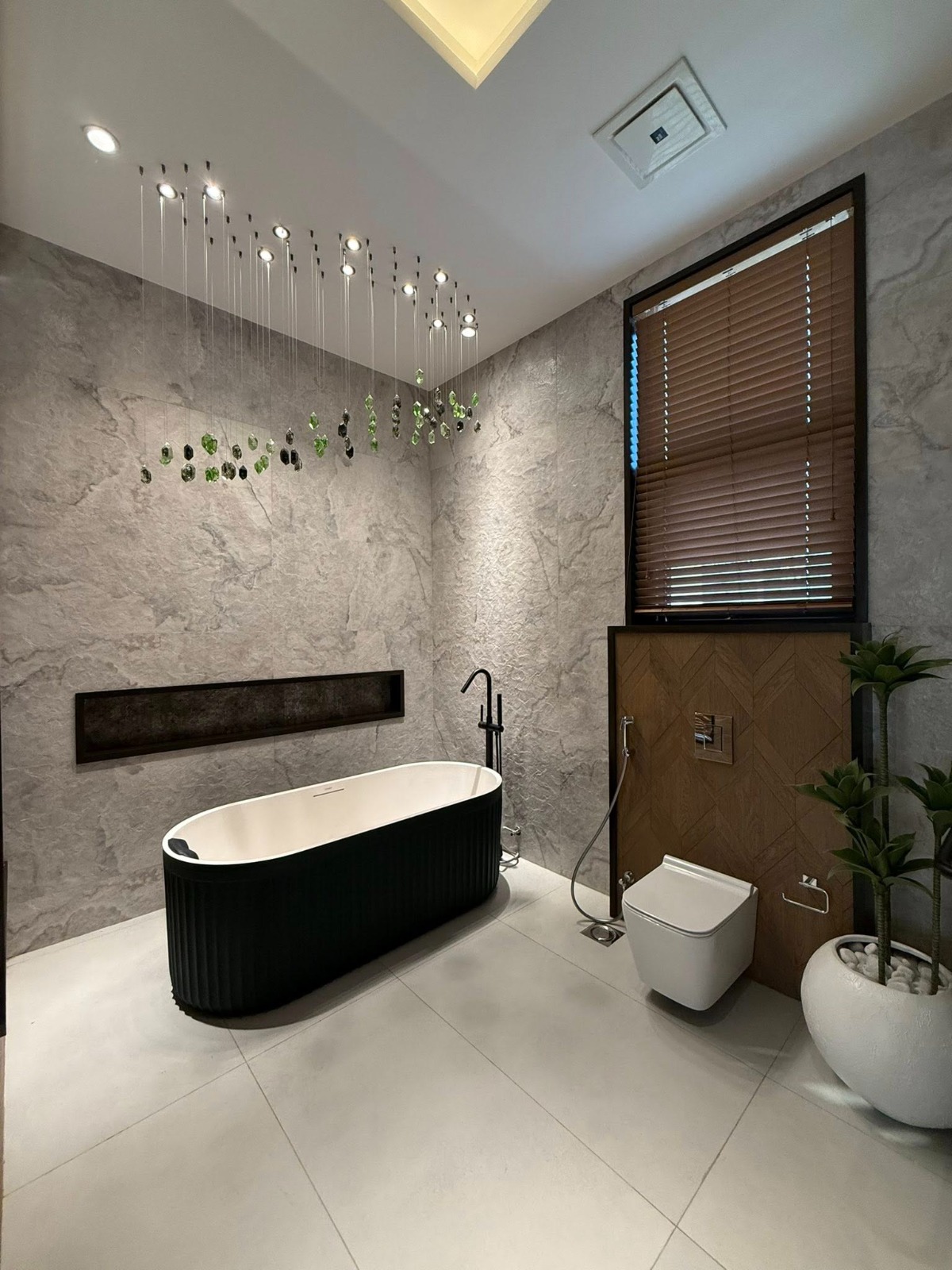 Ceramic tiled bathroom wall and floor finished by Sabbaq Fannan Al Riyadh in Riyadh