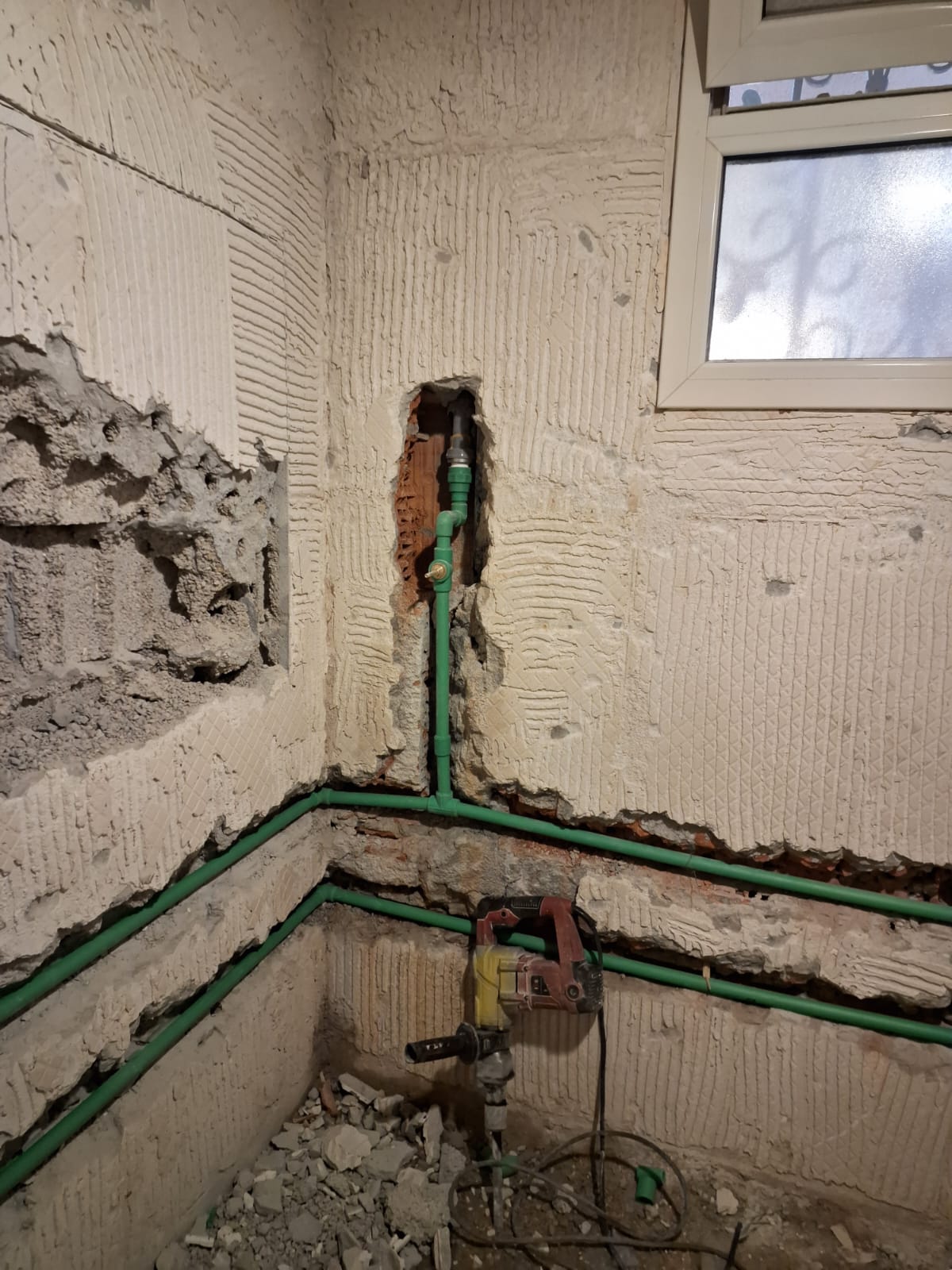 New PPR water pipes installed neatly into the wall by Sabbaq Fannan Al Riyadh in Riyadh